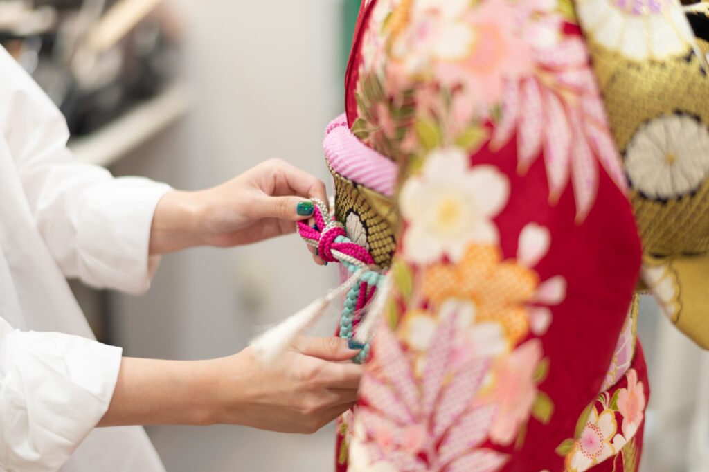 振袖レンタル(成人式)奈良市・大和郡山市・天理市_フォトスタジオワタナベ(渡辺写真館)奈良本店_帯締め結び風景